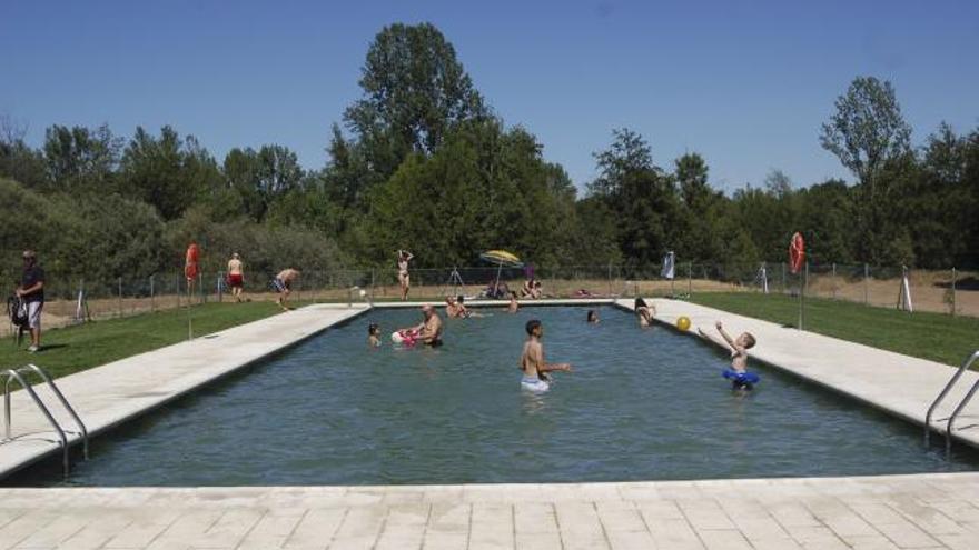 Un pequeño bar de verano con aseos completa las instalaciones de la piscina a orillas del Río Tera.