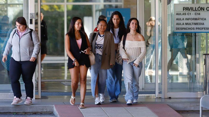 Un grupo de alumnas en la Facultad de Filología y Traducción, en As Lagoas-Marcosende. |  A. Irago