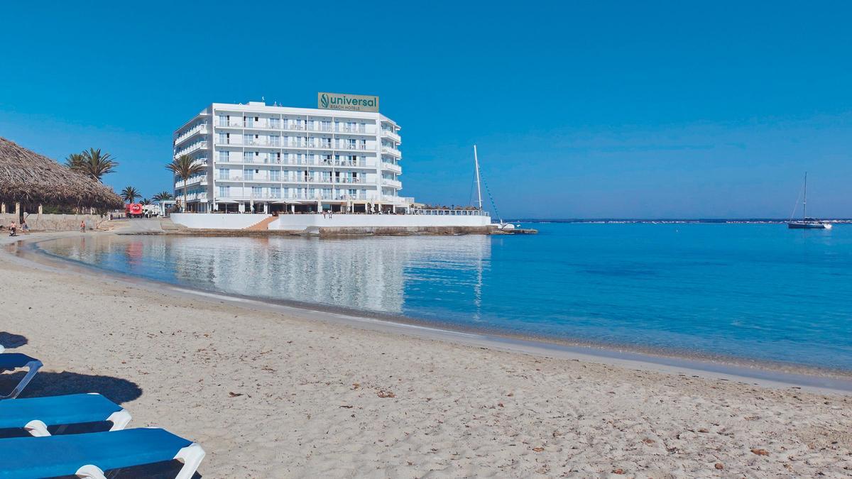 El hotel está ubicado frente al mar, en un privilegiado espacio de costa de la Colònia de Sant Jordi.