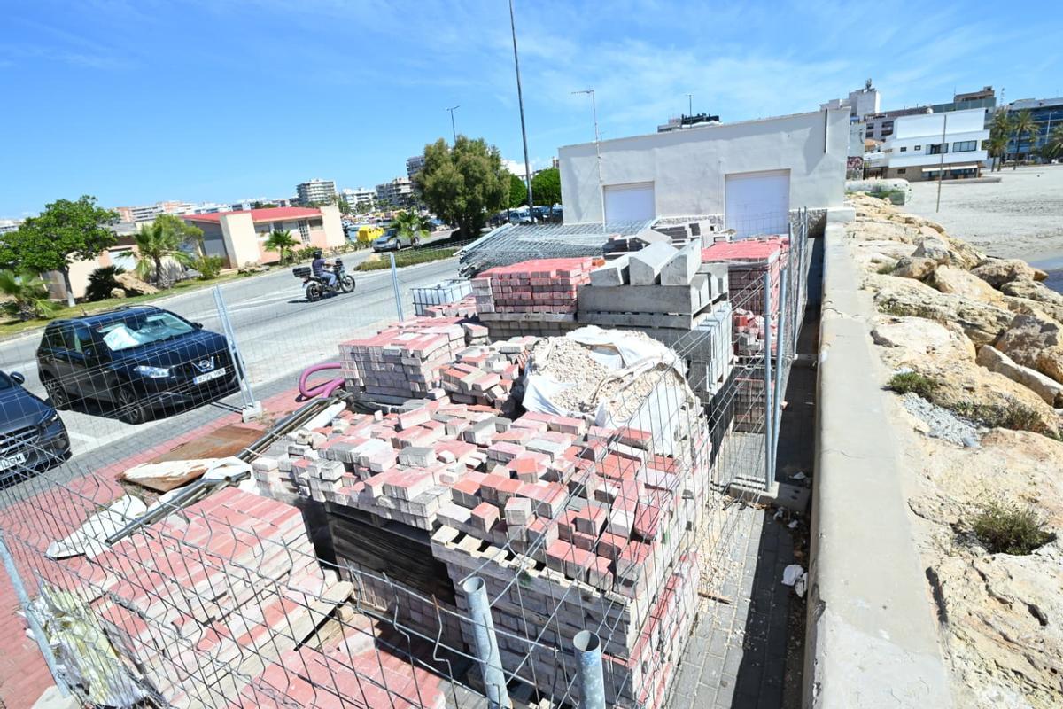 Material de obra para el acondicionamiento del puerto de Santa Pola