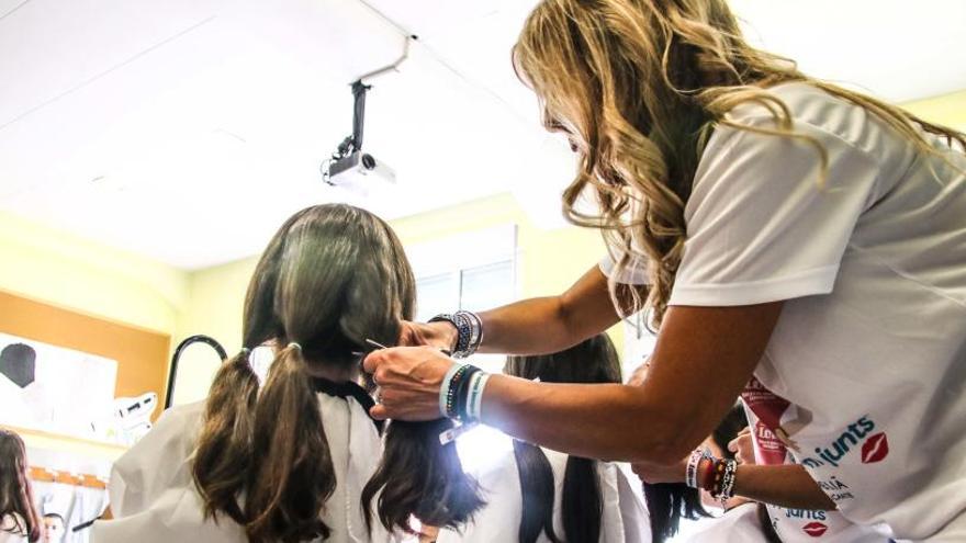 Los alumnos del colegio San Roque se cortaron el pelo para la confección de pelucas