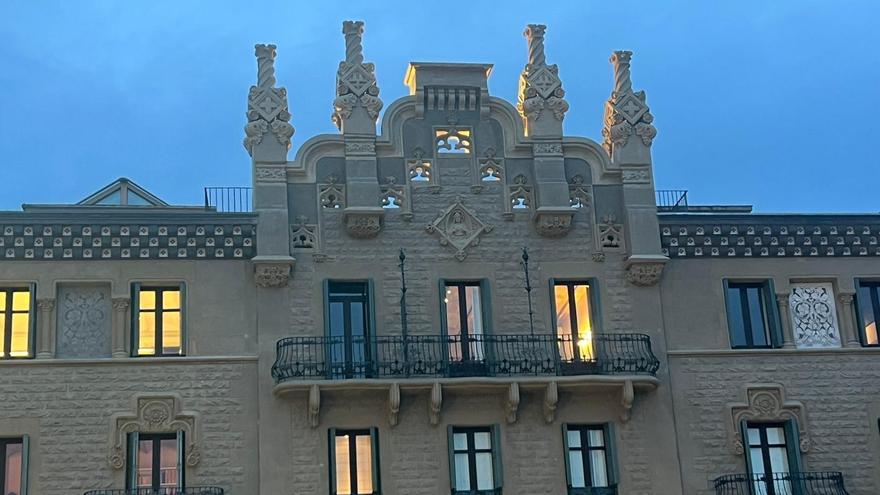 Ca la Buresa de Manresa presumeix amb els nous pinacles que la coronen il·luminats