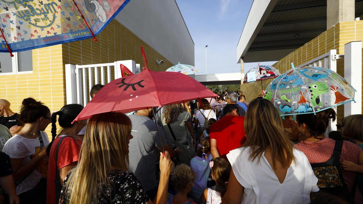 Las familias acudieron en septiembre, el primer día de colegio, con paraguas al CEIP María Zambrano.