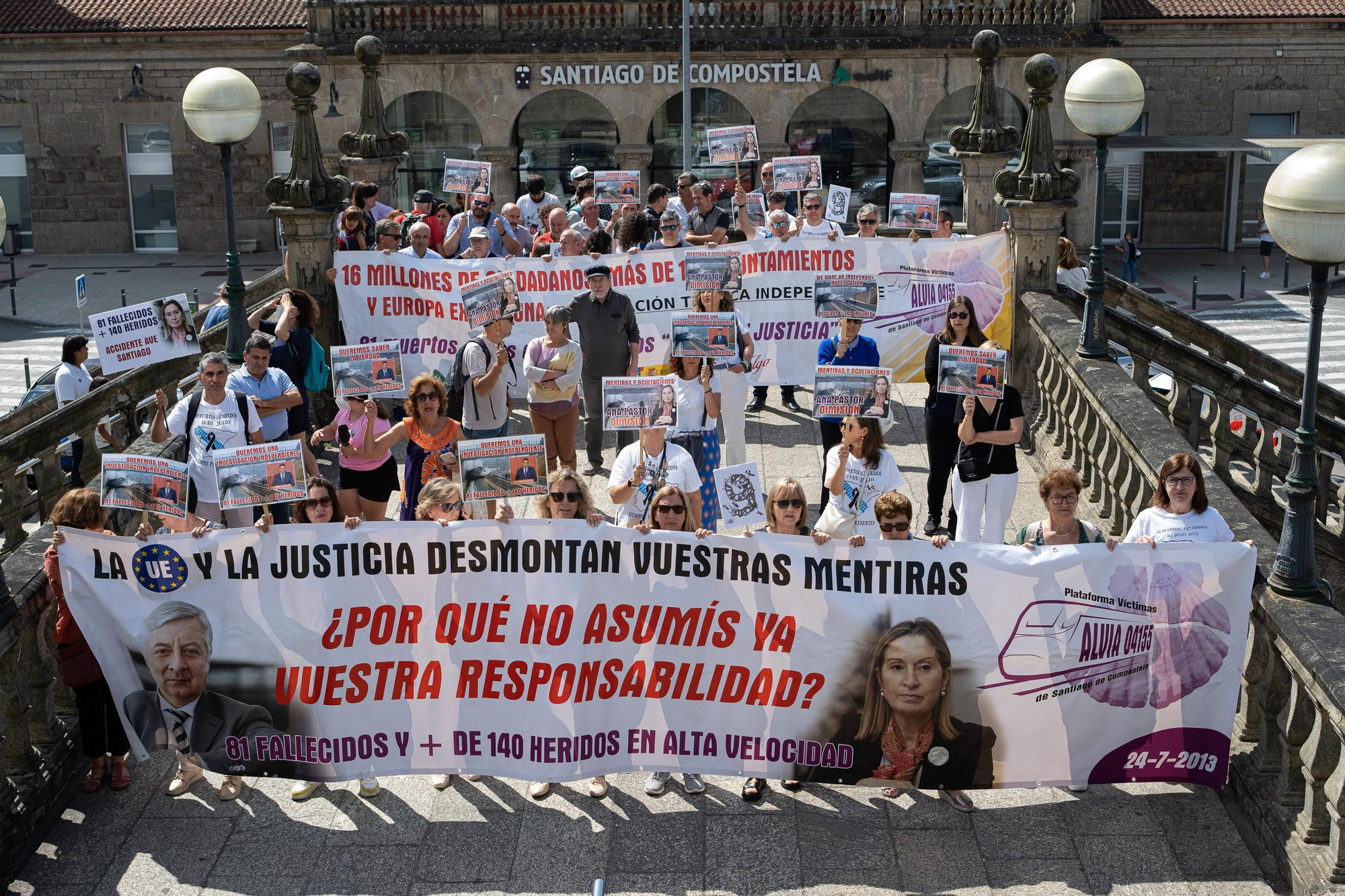 Las víctimas de Angrois se concentran en el Obradoiro en el noveno aniversario del accidente