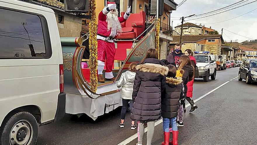 Papa Noel en una de las parroquias de Coles.   | // FDV