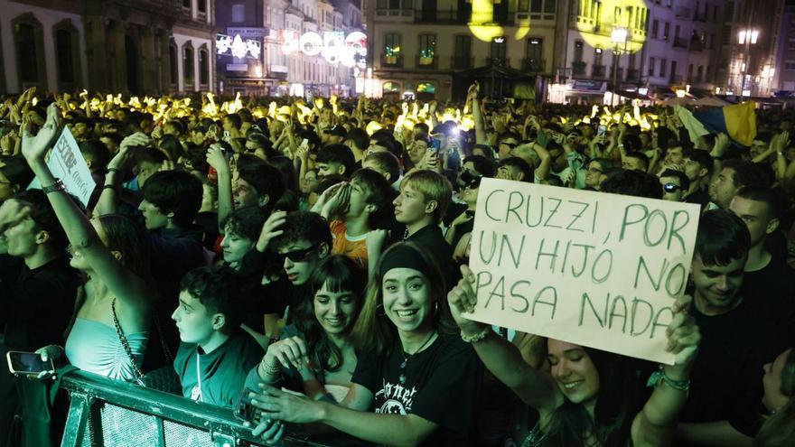 El rap con espíritu religioso de Cruz Cafuné llena la plaza de España y cautiva a Pontevedra