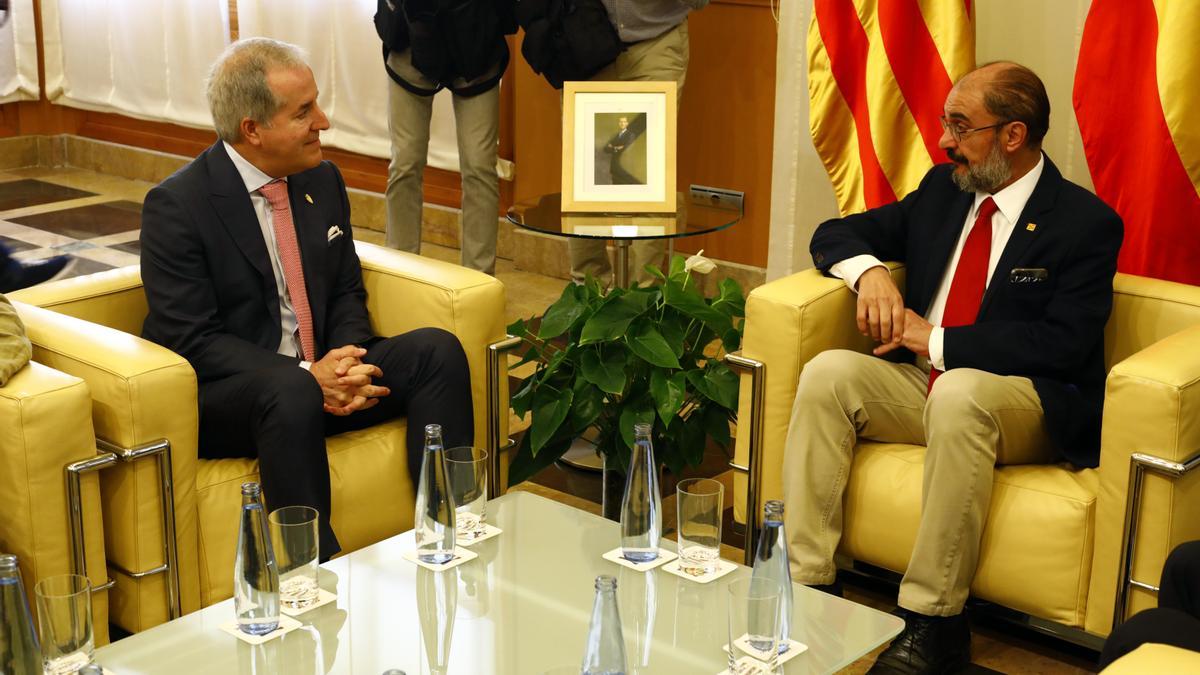 Javier Lambán, con Jorge Mas en la primera visita del presidente zaragocista tras la compra del club.