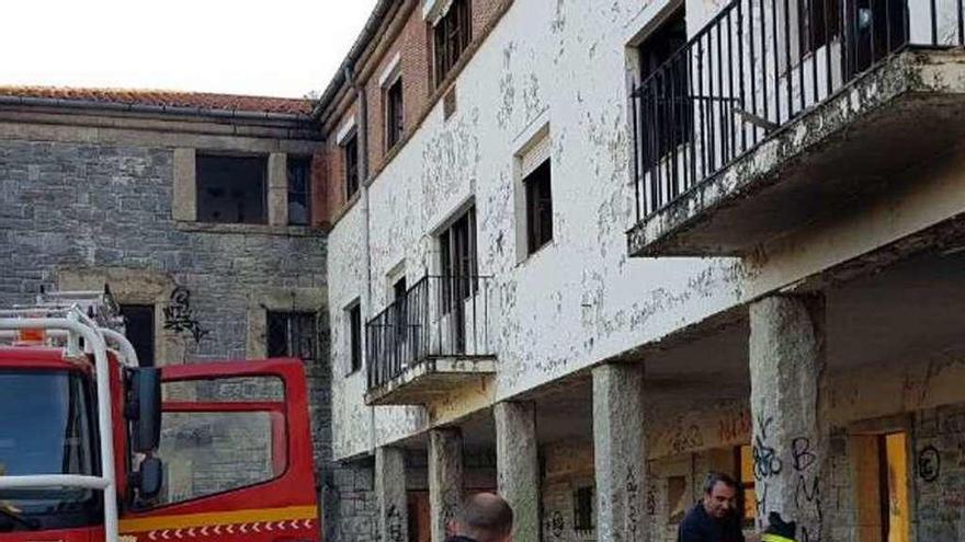 Los bomberos tras salir de los sótanos una vez sofocado el fuego.