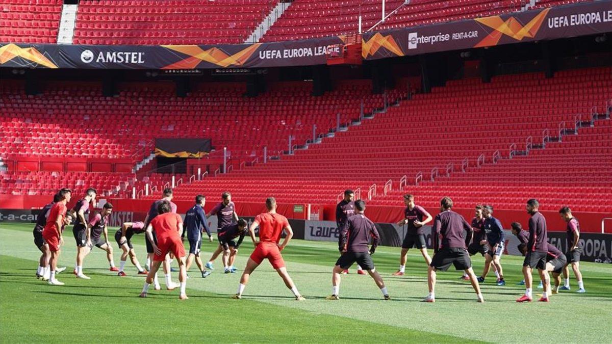 Los jugadores del Sevilla durante un calentamiento