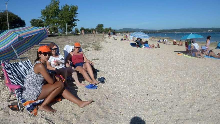 Mariscadoras de A Illa, durante una vigilancia en la playa de O Bao, el pasado verano. // Noé Parga