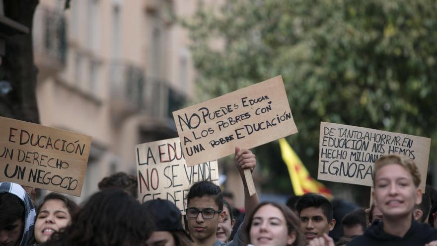 Medio millar de estudiantes vuelven a marchar contra la LOMCE