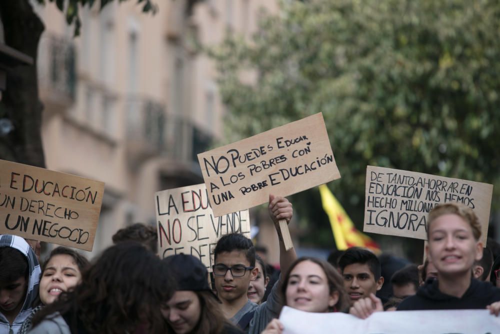 Medio millar de estudiantes vuelven a marchar contra la LOMCE