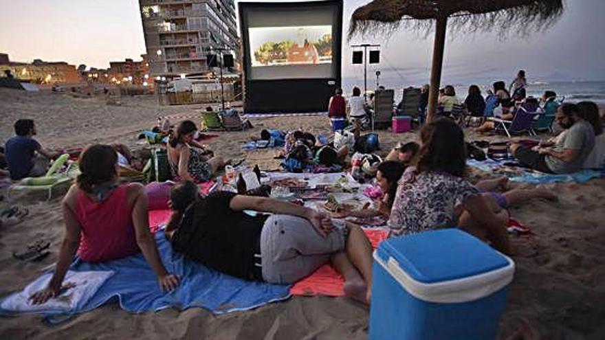 Proyecciones del Festival de Cine de Elche celebradas en las playas de Arenales del Sol.
