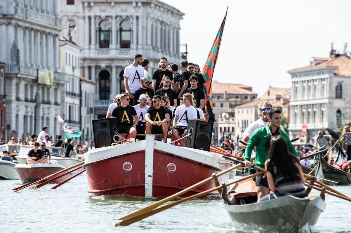 Los jugadores del Venezia, celebrando el ascenso a la Serie A en una góndola.