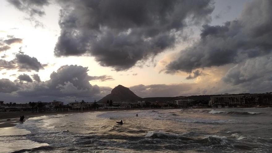 El amenazante cielo en la playa del Arenal de Xàbia