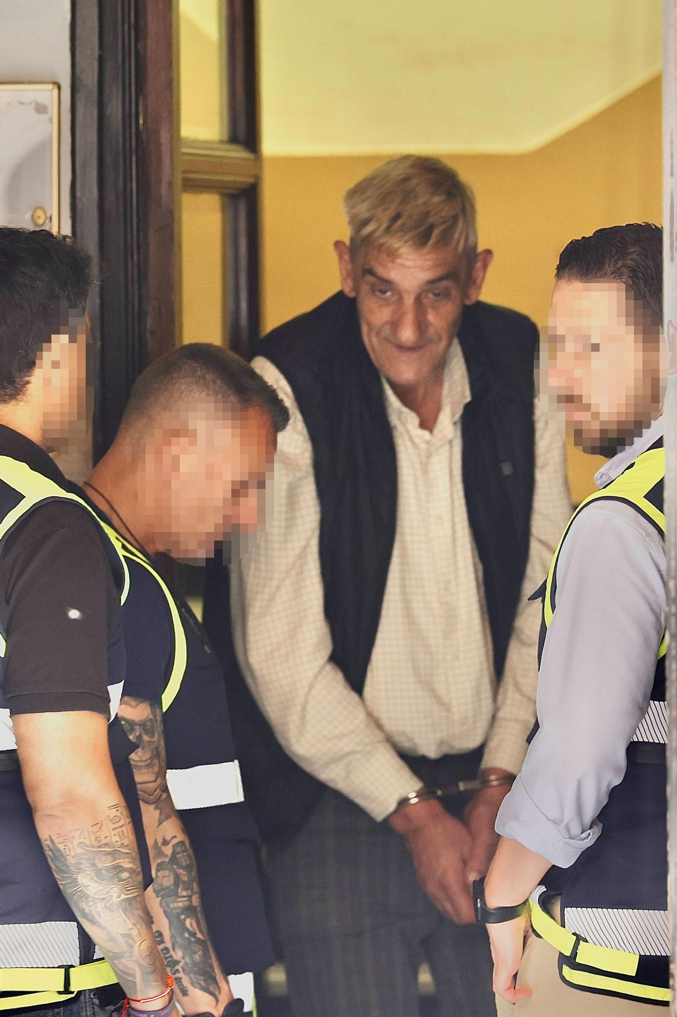 EN IMÁGENES: Hallan el cadáver de una mujer en el registro de un piso de Gijón metido en una bolsa de basura