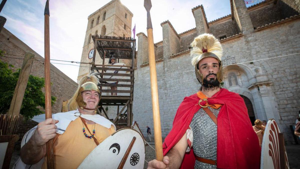 Dos integrantes de la Asociación de recreación histórica de las Pitiüses Iboshim.