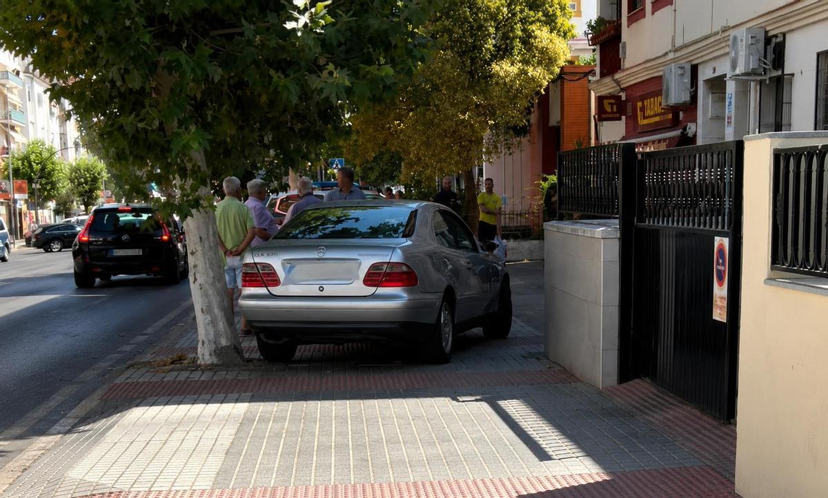 El coche relacionado con el altercado, estacionado sobre la acera de la avenida Juan Carlos I de Mérida.