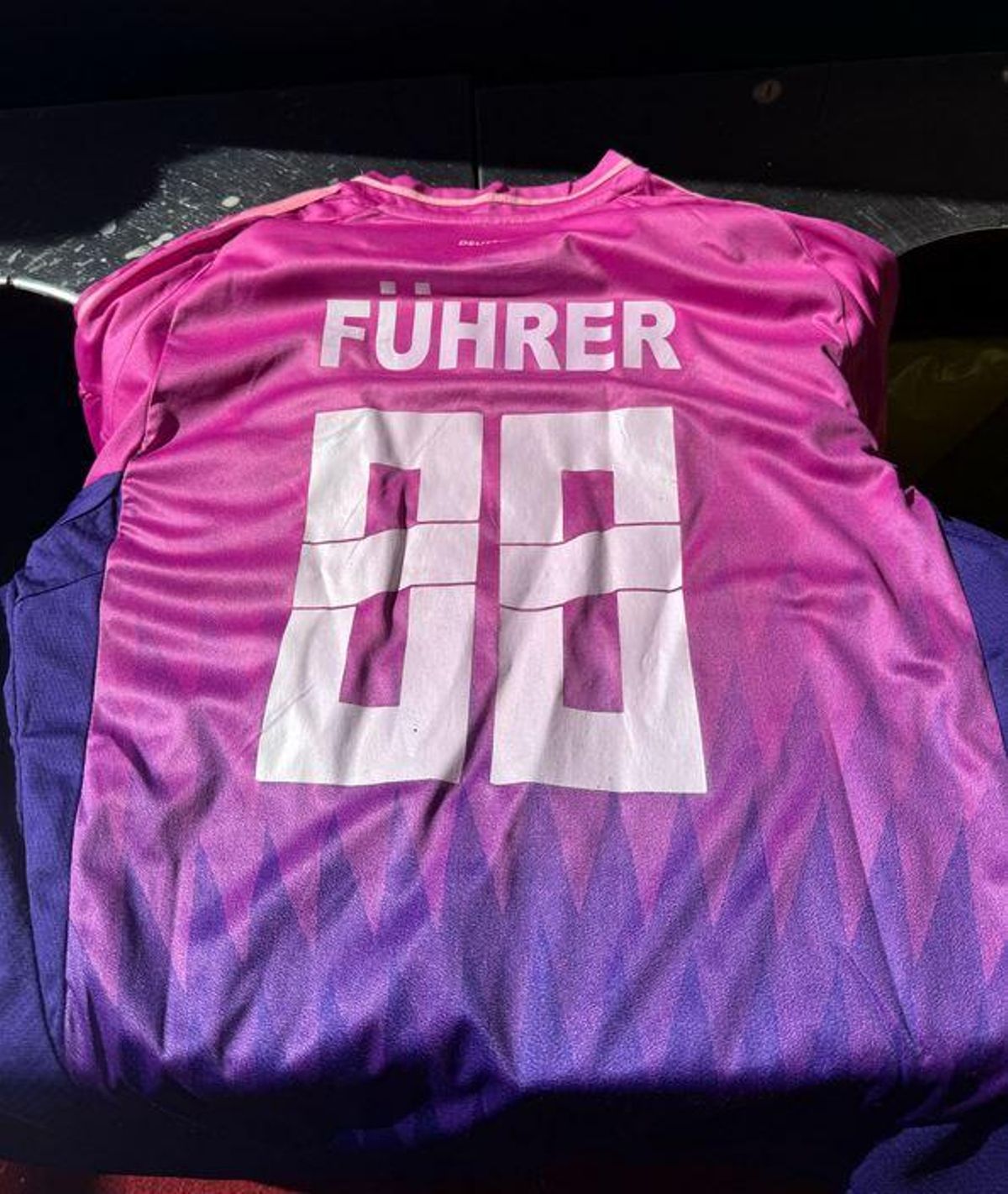 Das Führer-Trikot gibt es nun auch mit der Nummer 88.