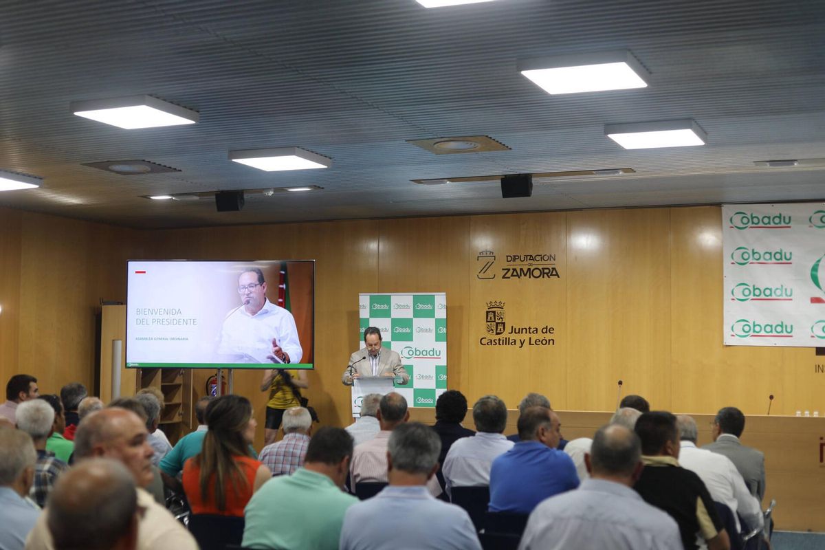 Socios de Cobadu asisten a la asamblea general celebrada en Ifeza.