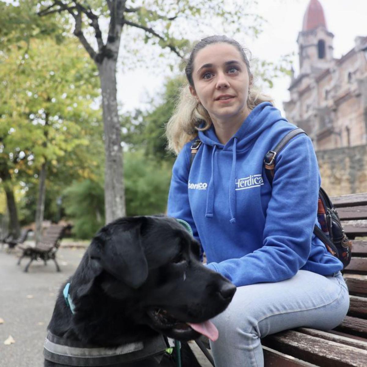 Carmen López,  con su perro.| Mario Canteli