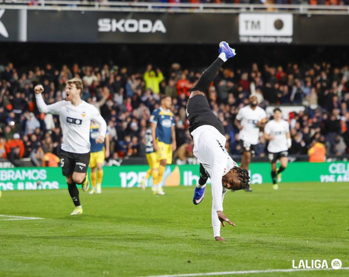 Ramzani celebró el gol que mantiene al Valencia fuera de descenso dando varias volteratas