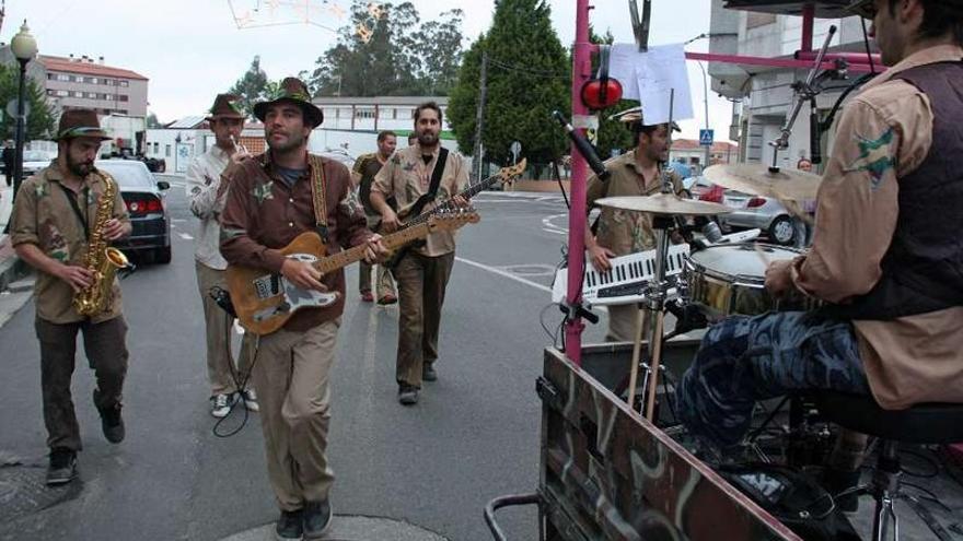 Imagen de Os Festicultores en las fiestas de Silleda del año 2011.