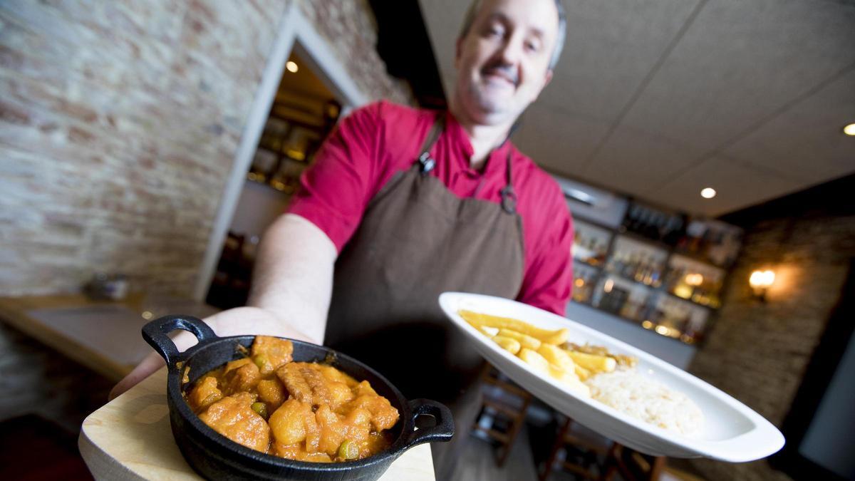 Rafa González muestra el estofado de pitón de Sanabres y una hamburguesa de cocodrilo.