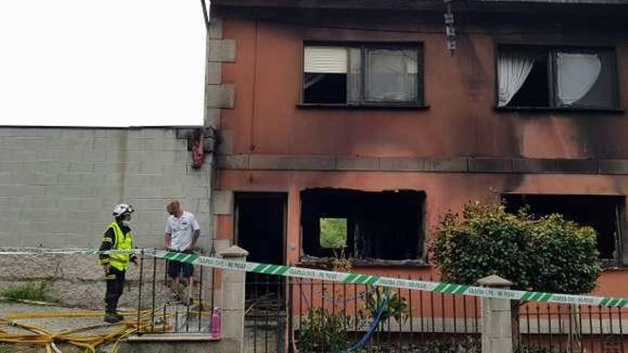 El propietario de la nave y la casa afectadas con un bombero. // G.N.