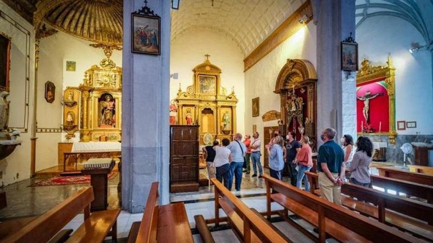 Los visitantes admiran el patrimonio de una de las capillas de la iglesia.