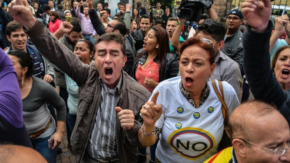 Un grupo de personas reaccionan con júbilo ante los resultados del plebiscito en Colombia.