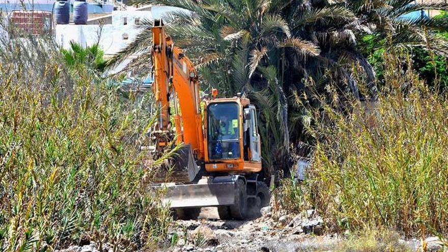 Una excavadora realiza nuevos trabajos en la zona de la playa de Tauro