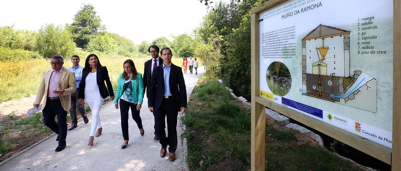 Una visita oficial a la Senda do Louro, en cuya prolongación se invertirá el próximo año. // A. Hernández