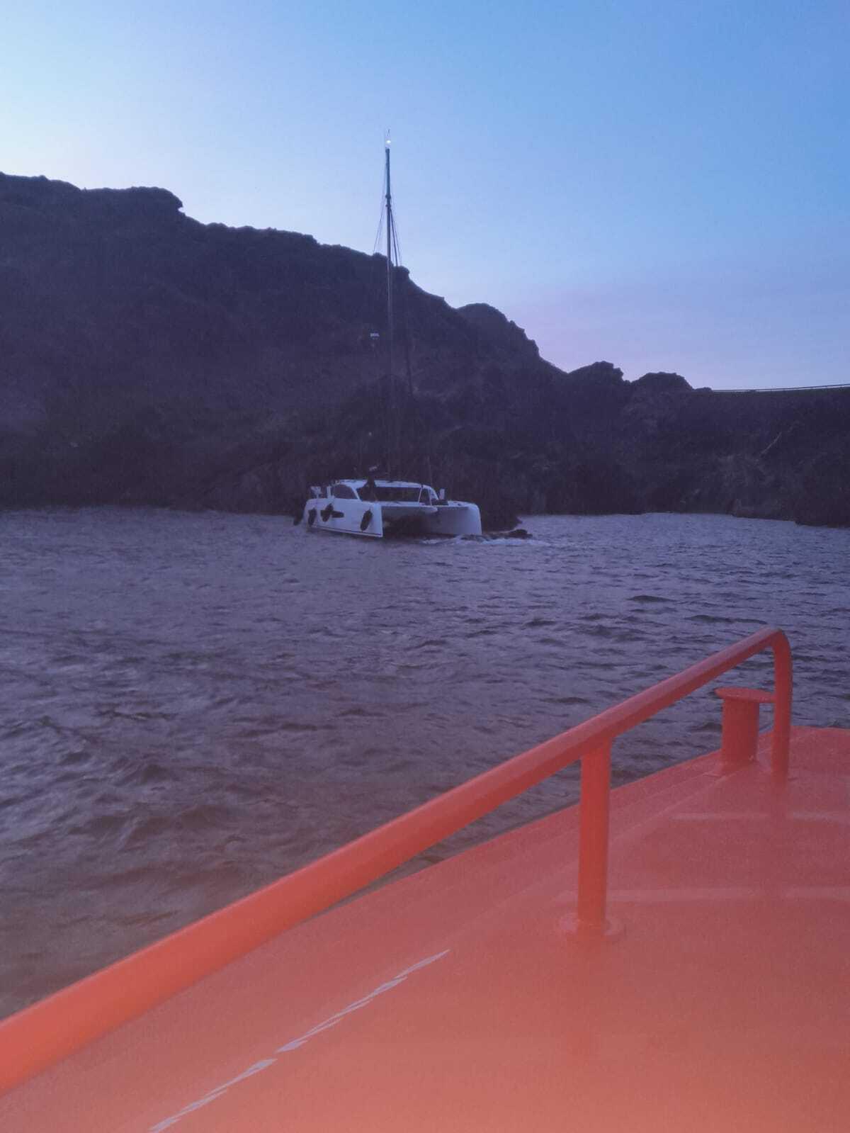 L'embarcació encallada davant la cala culip de Cadaqués.