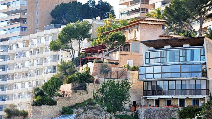 Las excavadoras derriban otra de las casas con historia de Cala Major