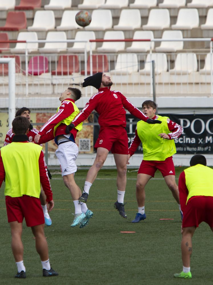 El CD Acero del Port de Sagunt entrena en el estadio Fornás antes del encuentro frente al Torrent