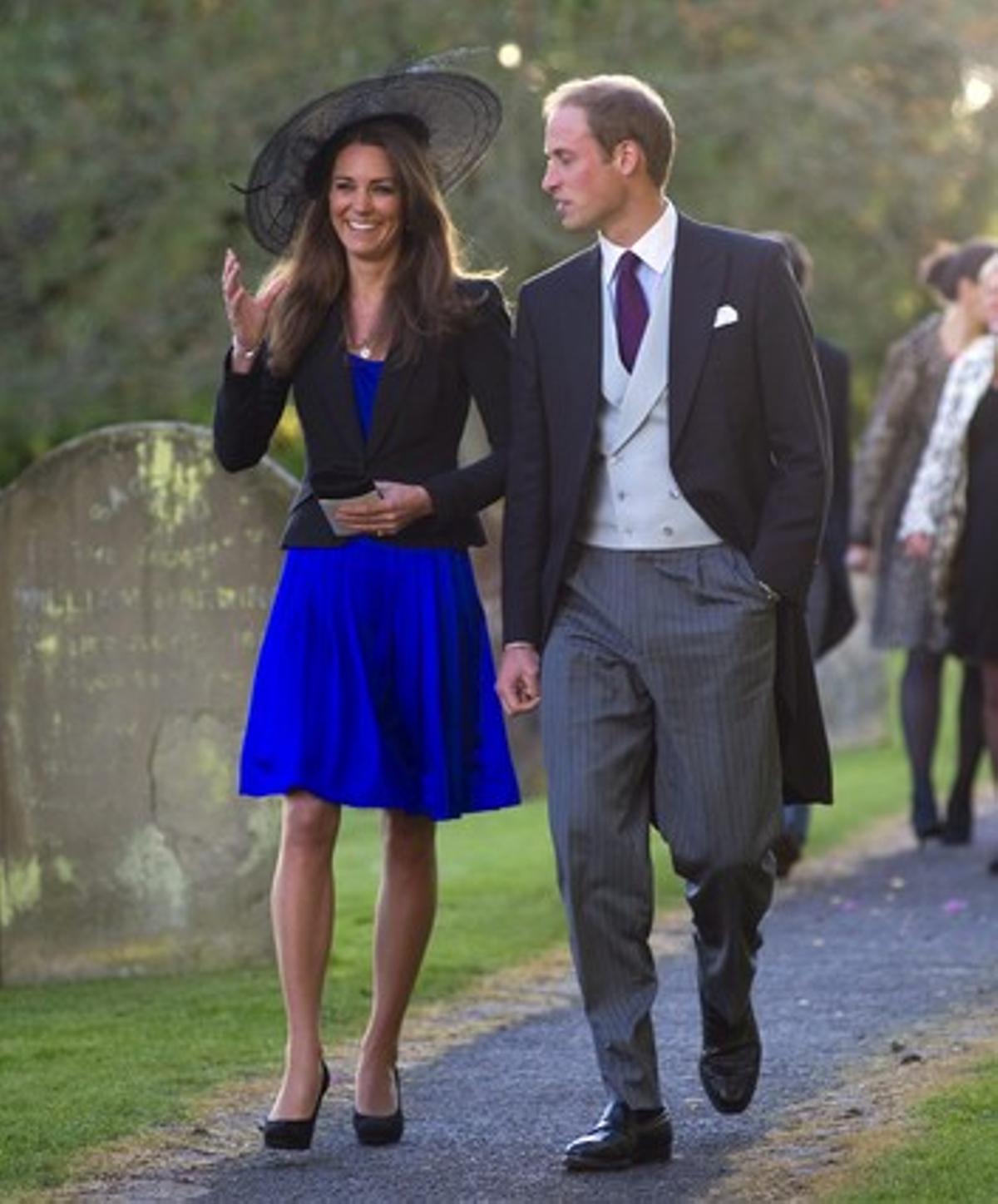 Guillermo y Kate Middleton, cuyos vestidos crean tendencia, en la boda de un amigo del príncipe, en noviembre del 2010.