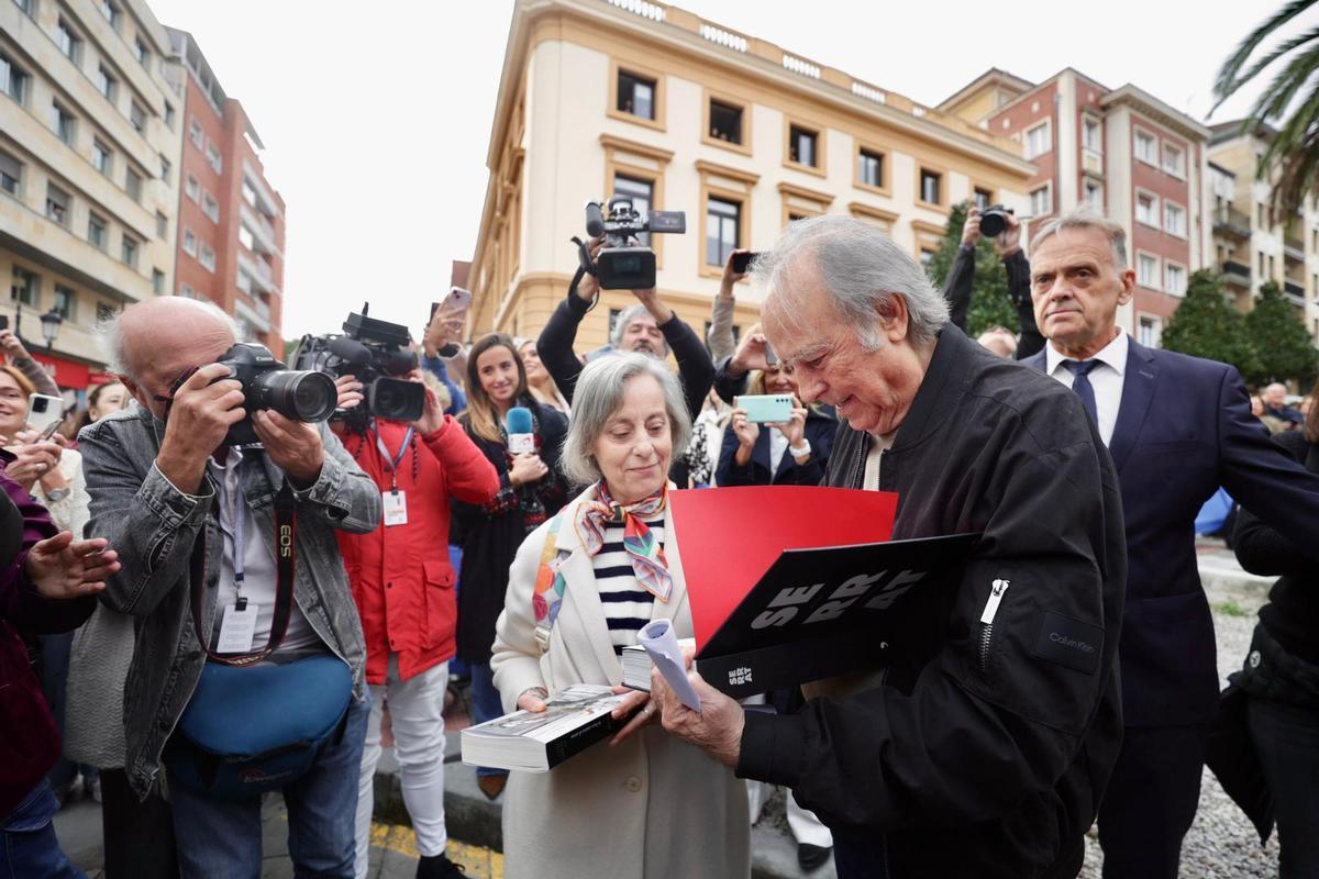 Así fue la llegada de Joan Manuel Serrat a Oviedo para recibir el premio "Princesa de Asturias" de la Artes