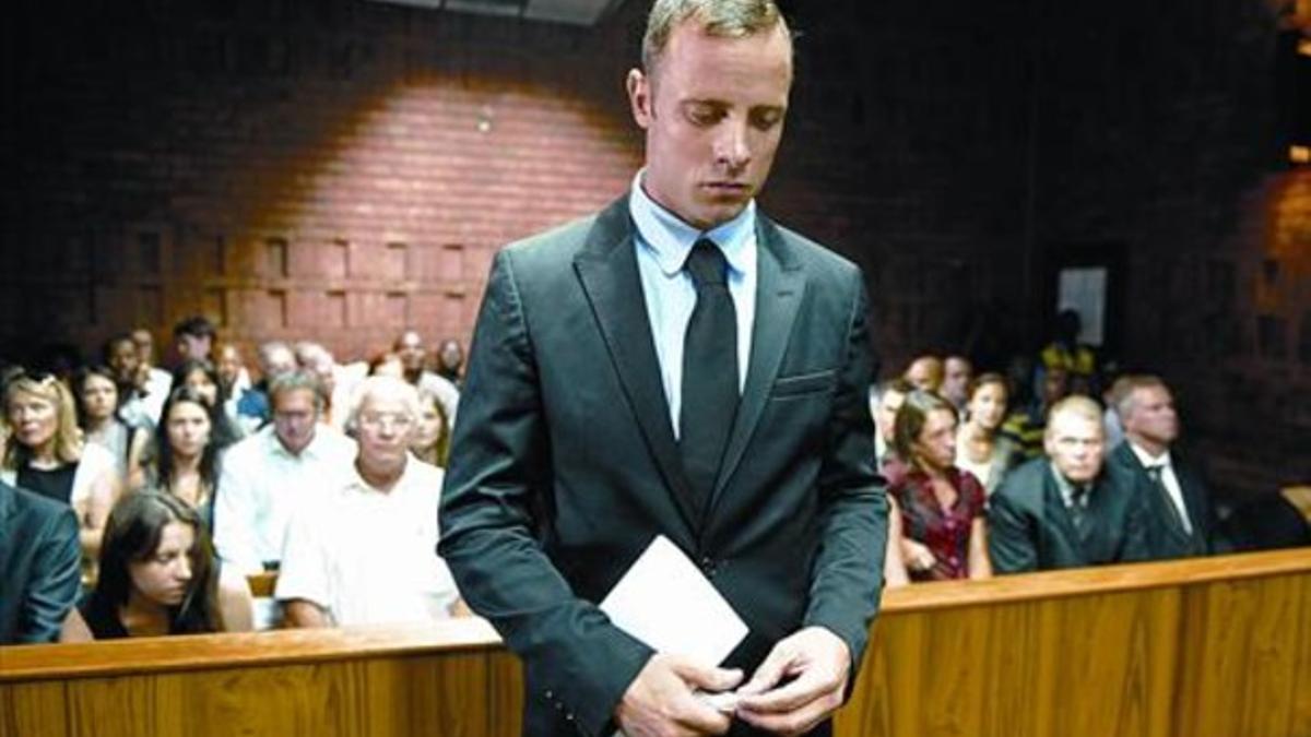 Oscar Pistorius, ayer, durante la vista de los cargos de la acusación por el asesinato de su novia.