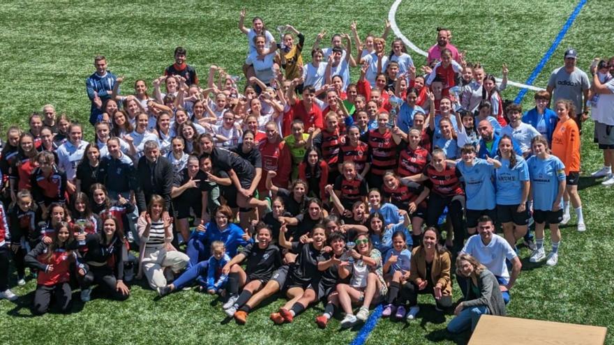 Foto de familia de los equipos femeninos del torneo de A Bandeira. | // FOTOS : BERNABÉ/ANTÓNFONDEVILA