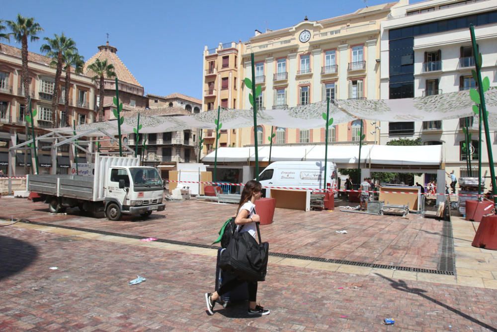 Las calles y plazas del Centro Histórico recuperan la normalidad con la marcha de muchos visitantes y el desmontaje de casetas y tablaos tras los días de fiesta