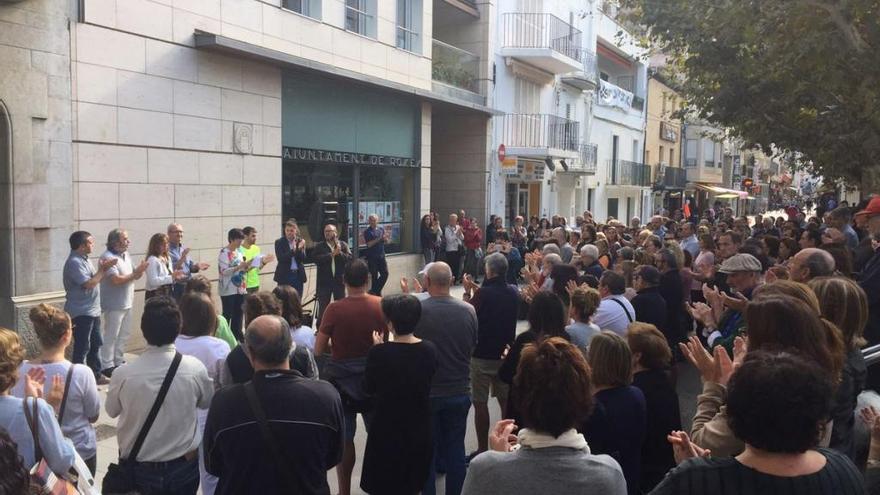 Concentració davant de l&#039;Ajuntament de Roses