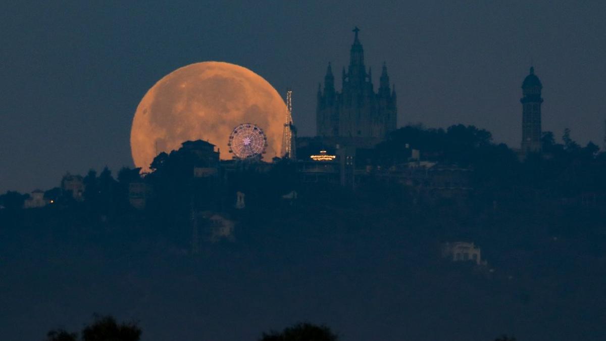 La 'luna de nieve' detrás del Tibidabo, la madrugada del domingo.