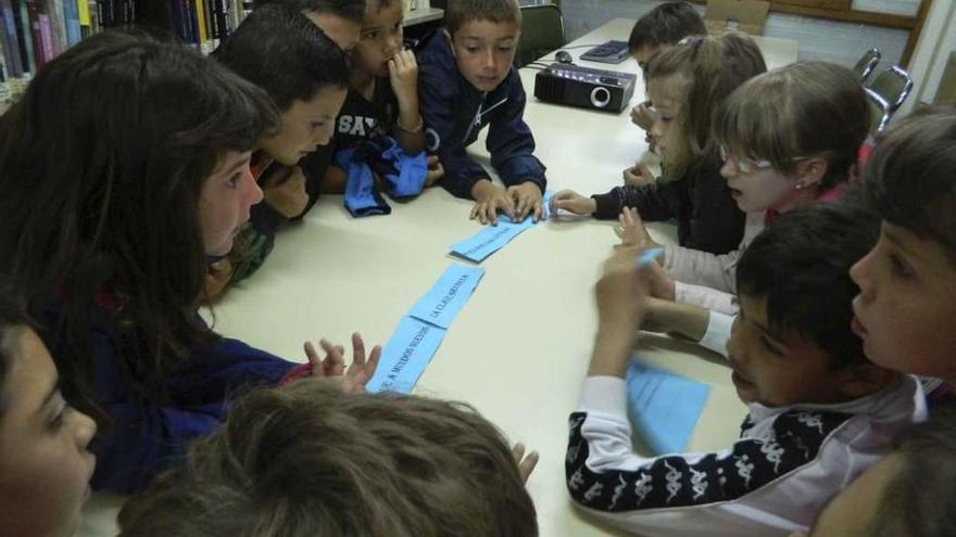 Una actividad dirigida a niños desarrollada el pasado año en la biblioteca de Villaralbo.
