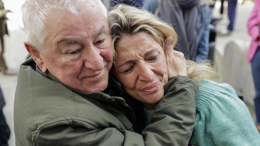 Yolanda Díaz es abrazada por su padre en A Coruña.