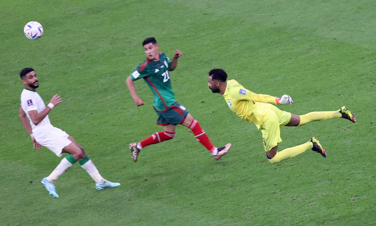 Lusail (Qatar), 30/11/2022.- Goalkeeper Mohammed Alowais (R) of Saudi Arabia clears the ball during the FIFA World Cup 2022 group C soccer match between Saudi Arabia and Mexico at Lusail Stadium in Lusail, Qatar, 30 November 2022. (Mundial de Fútbol, Arabia Saudita, Estados Unidos, Catar) EFE/EPA/Ali Haider