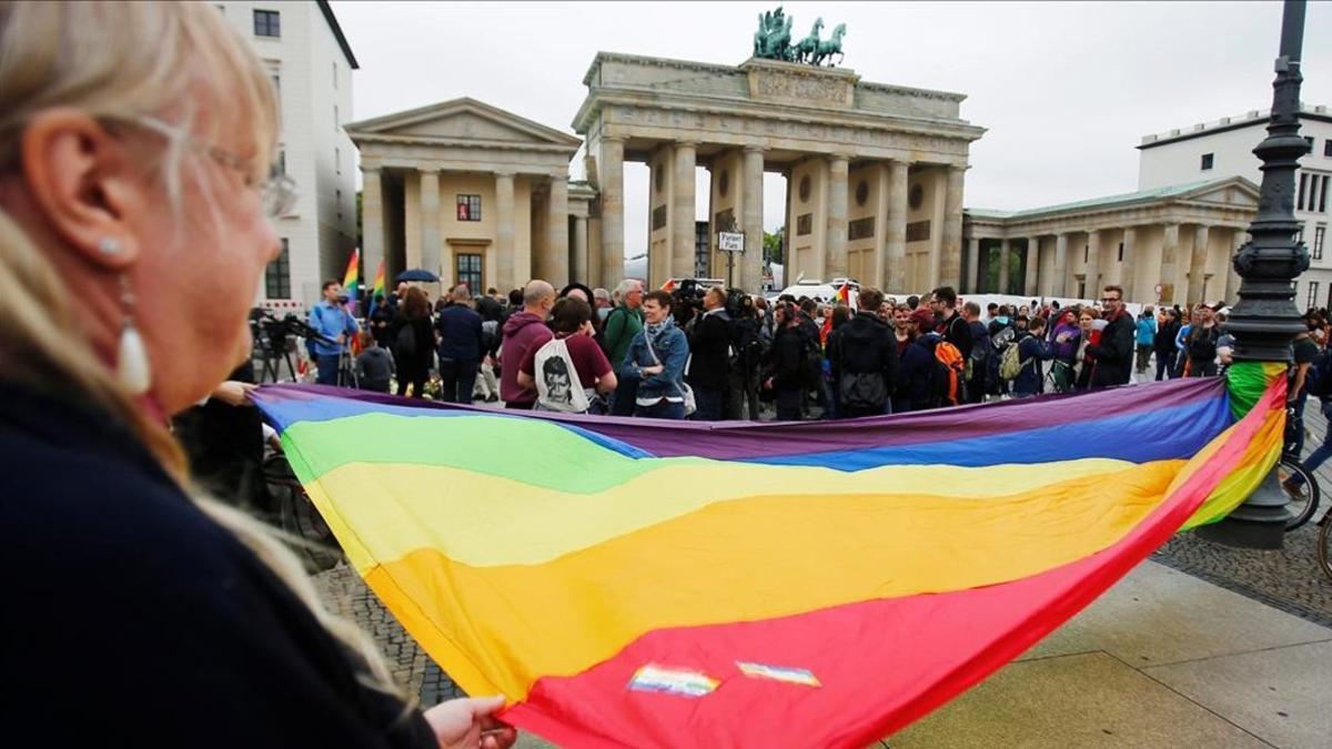 fcosculluela34265657 people display a huge rainbow flag for the victims of the sh170322134524