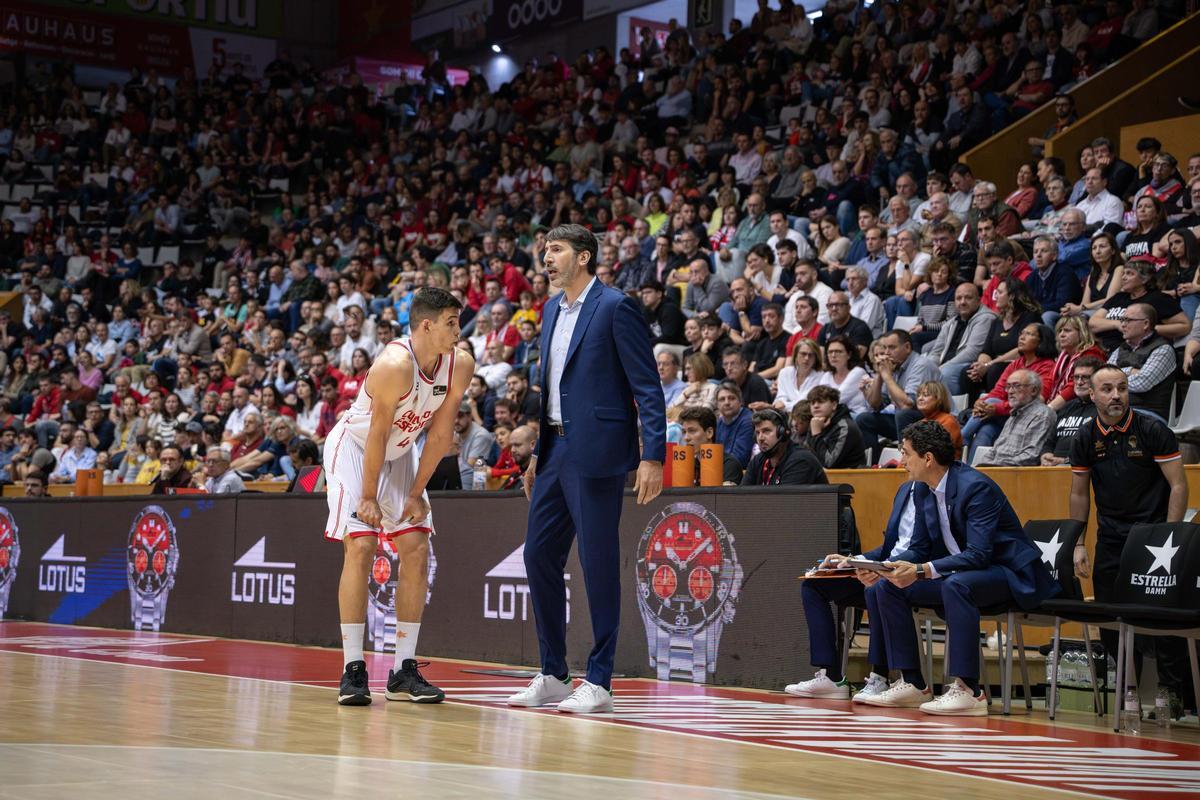 Álex Mumbrú, con Jaime Pradilla en un momento del partido ante el Bàsquet Girona