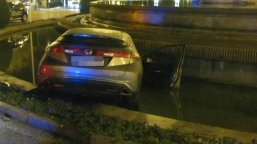 Un joven estrella su coche en la fuente de Cibeles