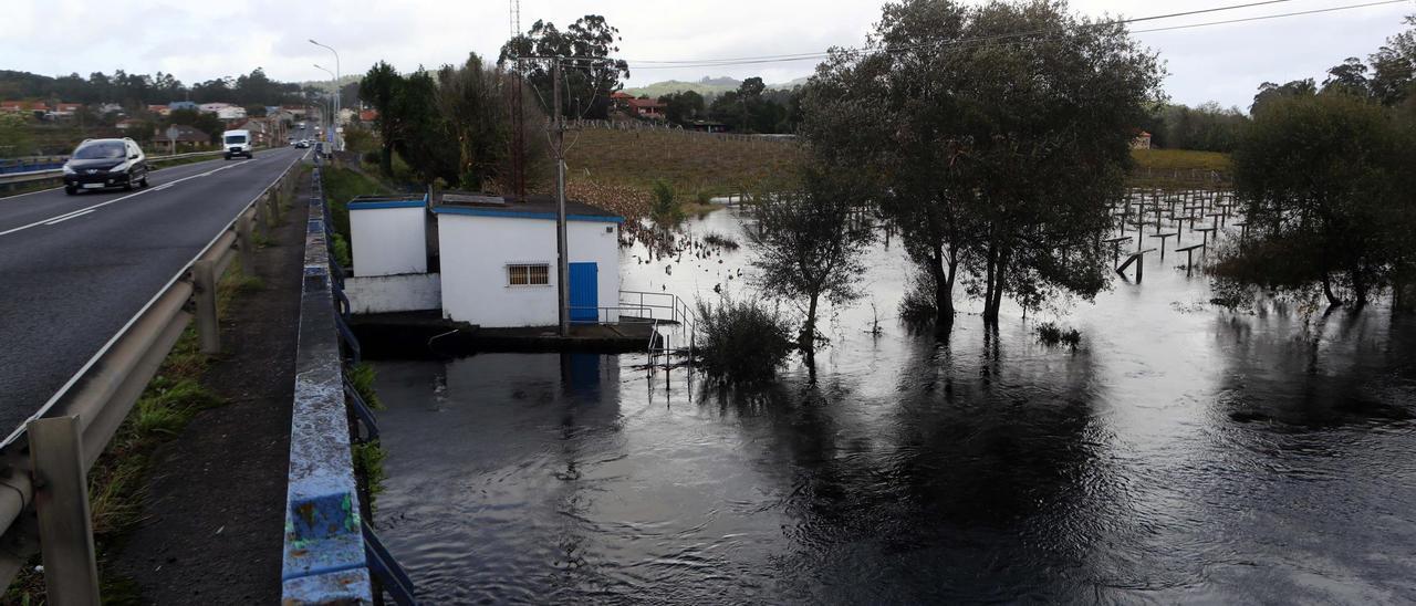 El río Umia viaja por los campos a la altura de Vilanova